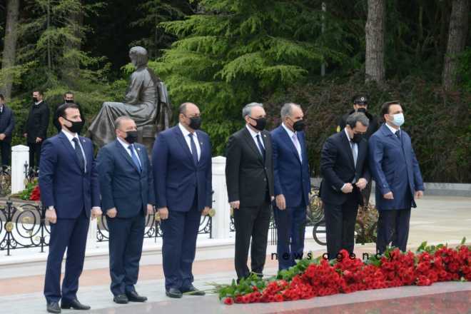 Public reps of Azerbaijan paying tribute to late National Leader Heydar Aliyev.Azerbaijan Baku May 10 2021